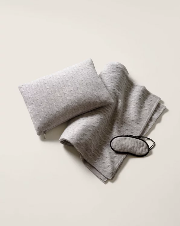Iconic Cable Cashmere Travel Gift Set